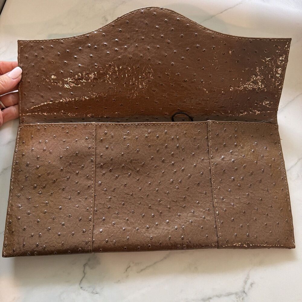 Urban Expressions Brown Envelope Clutch NWT Vegan Ostrich Embossed Luxury - Picture 6 of 6